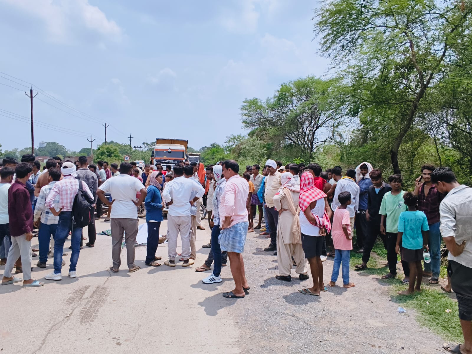 सड़क दुर्घटना के बाद राष्ट्रीय राजमार्ग पर अवरोध करने वालों पर पुलिस की सख्त कार्रवाई, बलवा, राजमार्ग अवरुद्ध करने, गाली-गलौज एवं धमकी के आरोप में अपराध दर्ज
