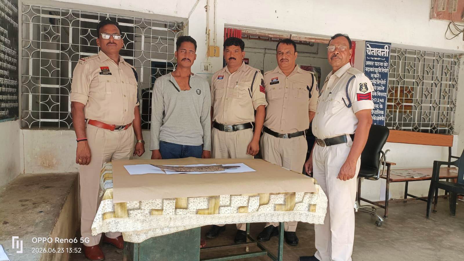 मेन रोड पर तलवार लहराकर वाले युवक पर कापू पुलिस की कार्रवाई, आर्म्स एक्ट की कार्रवाई, राहगीरों को डरा-धमका रहा था आरोपी, घेराबंदी कर मौके पर दबोचा गया, आरोपी से नुकीला धारदार तलवारनुमा हथियार जब्त