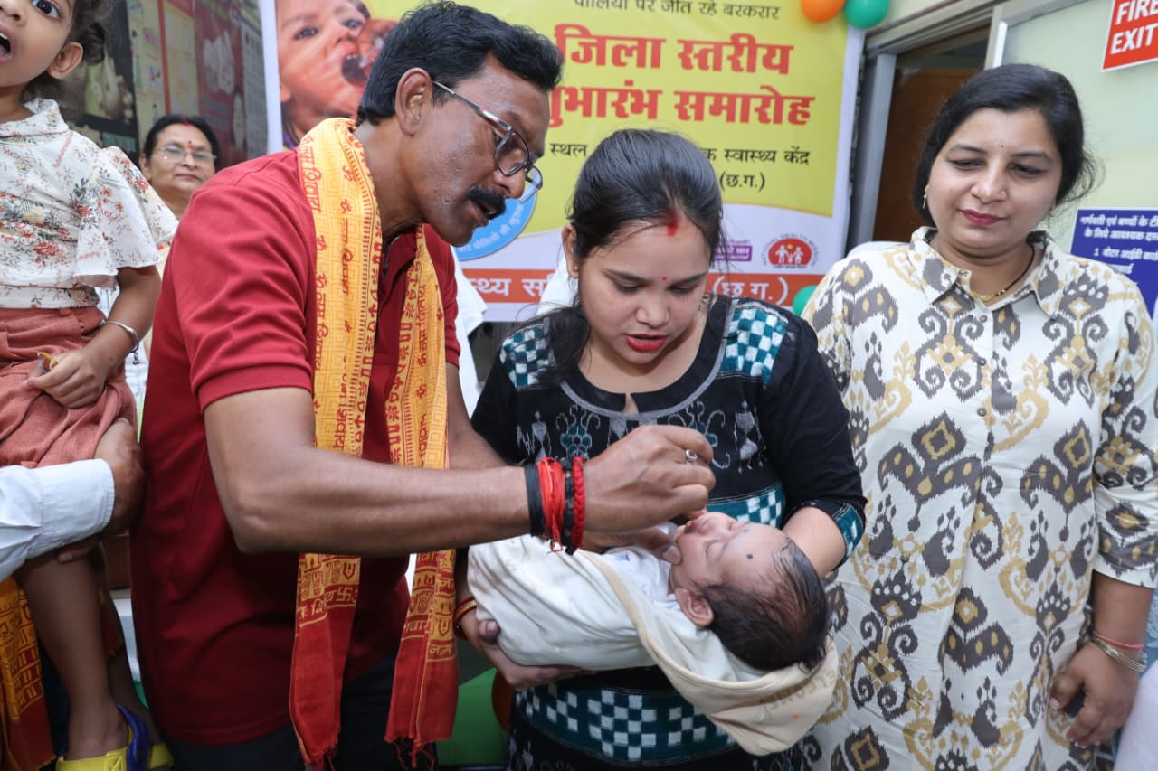 महापौर एवं सभापति ने बच्चों को पिलाई पोलियो की दो बूंद, अभियान का हुआ शुभारंभ, पोलियो मुक्त समाज के निर्माण में सभी की सहभागिता जरूरी-महापौर जीवर्धन चौहान