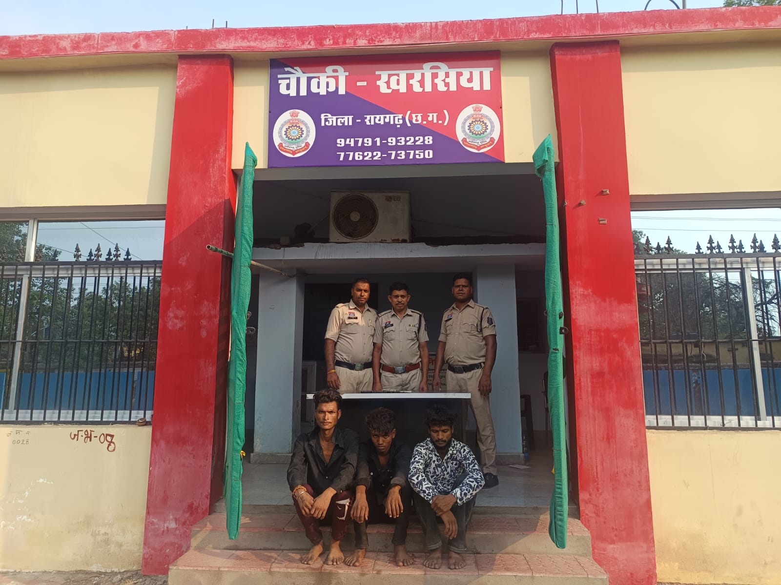 लूट की वारदात का 24 घंटे के भीतर किया खुलासा, तीन आरोपी गिरफ्तार, आरोपियों से लूटी रकम एवं दो मोबाइल फोन बरामद