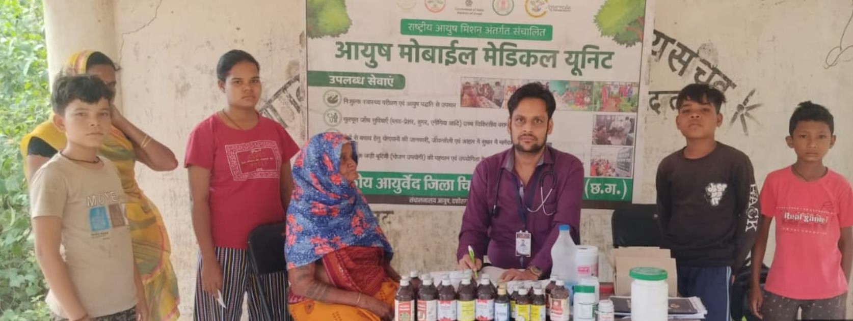 आयुष मोबाइल मेडिकल यूनिट से सुदूर अंचलों तक पहुंच रही स्वास्थ्य सेवाएं, बिरहोर और पहाड़ी कोरवा परिवारों को गांव में ही मिल रहा स्वास्थ्य परीक्षण एवं उपचार