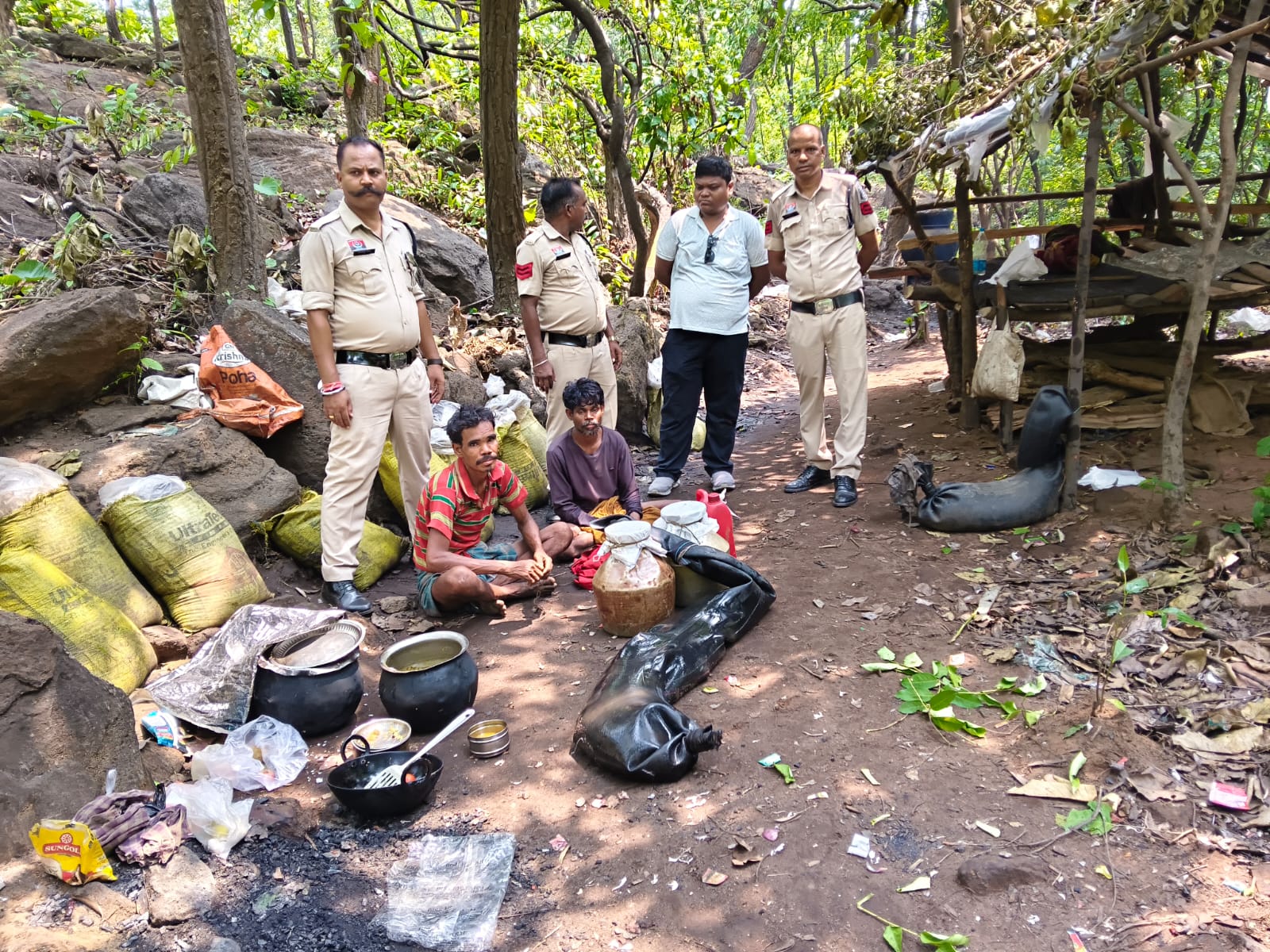 चक्रधरनगर पुलिस की बड़ी कार्रवाई, जंगल में चल रही अवैध शराब भट्टी पर दबिश, ग्राम नटवरपुर के जंगल से 65 लीटर कच्ची महुआ शराब जब्त, दो आरोपी गिरफ्तार