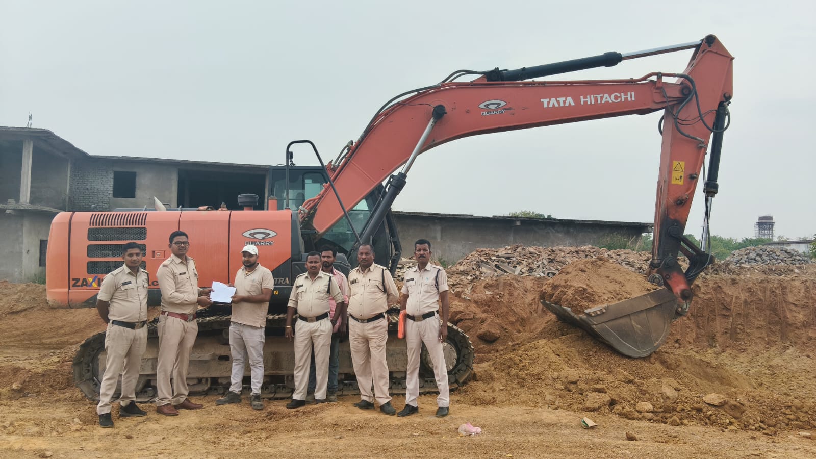 मुरूम के अवैध उत्खन्न पर खनिज विभाग की कार्रवाई, सड़क निर्माण के लिए बिना अनुमति हो रहा था मिट्टी-मुरूम का उत्खनन, एसआरसी कंपनी के खिलाफ प्रकरण दर्ज, चैन माउंटेन मशीन जब्त