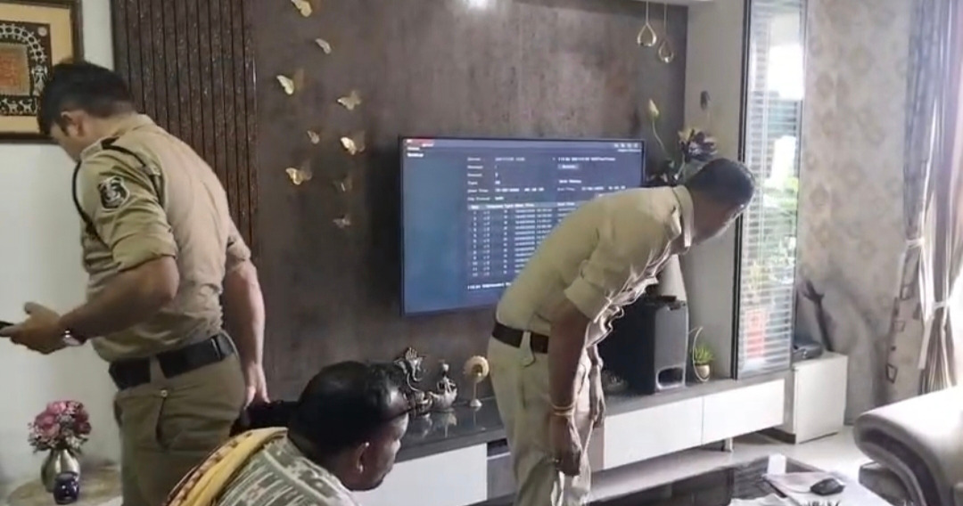 ओम हाइट्स के सूने मकान में चोरी, पुलिस जांच में जुटी, पुलिस, साइबर और एफएसएल डॉग स्क्वाड की टीम ने किया निरीक्षण, सीसीटीवी फुटेज चेक कर संदिग्धों की धरपकड़ में जुटी पुलिस टीम