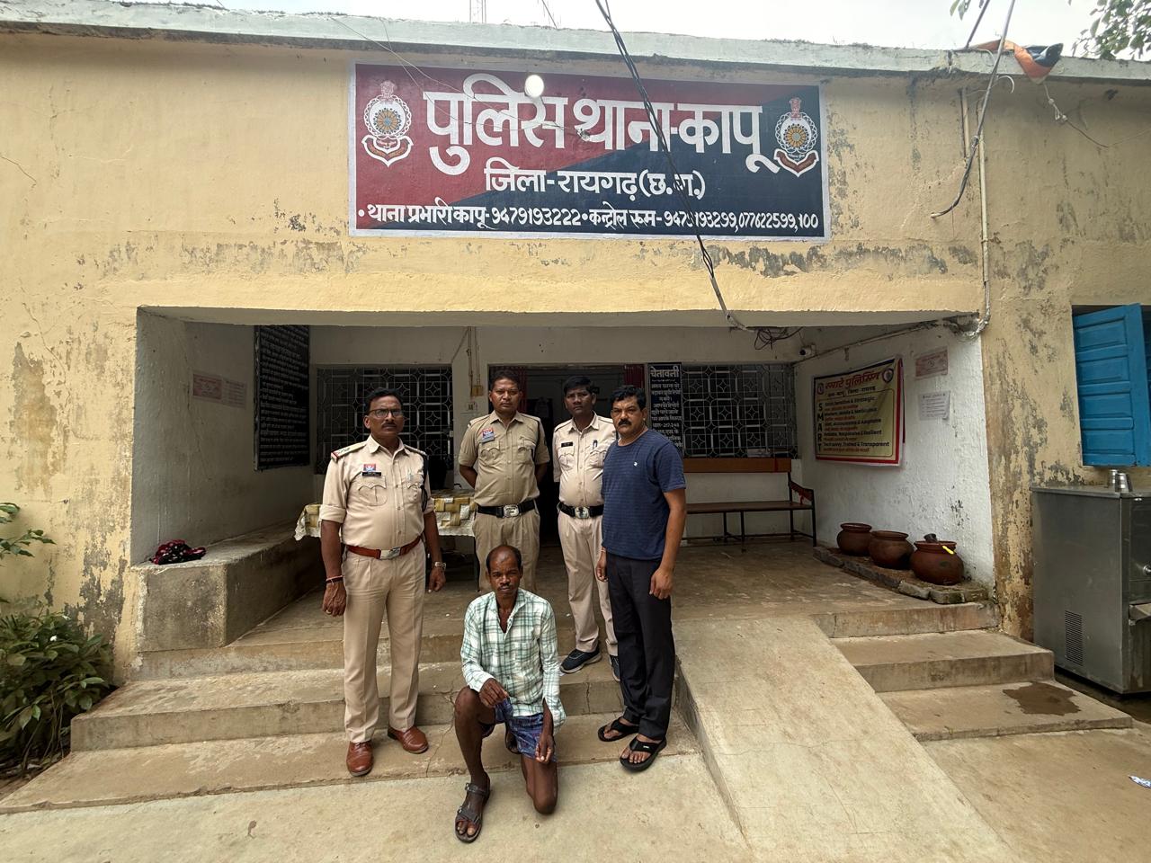घरेलू विवाद में पत्नी की हत्या कर फरार होने की फिराक में था आरोपी, पुलिस ने घेराबंदी कर दबोचा, वारदात में प्रयुक्त डंडा एवं आरोपी के पहने कपड़े जब्त, न्यायिक रिमांड पर भेजा गया