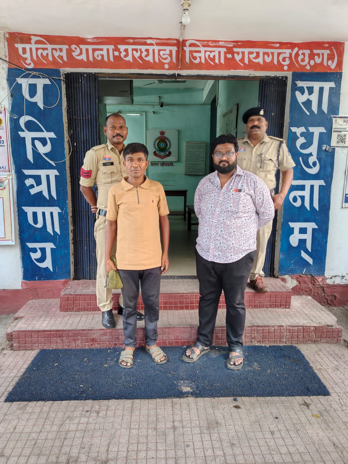 इलेक्ट्रॉनिक्स दुकान में चोरी का खुलासा, मोबाइल, एलसीडी टीवी, इंडक्शन और पंखा चोरी करने वाला फरार आरोपी गिरफ्तार, चोरी का मोबाइल खरीदने वाला आरोपी भी पुलिस की गिरफ्त में, लाखों रुपये का सामान बरामद