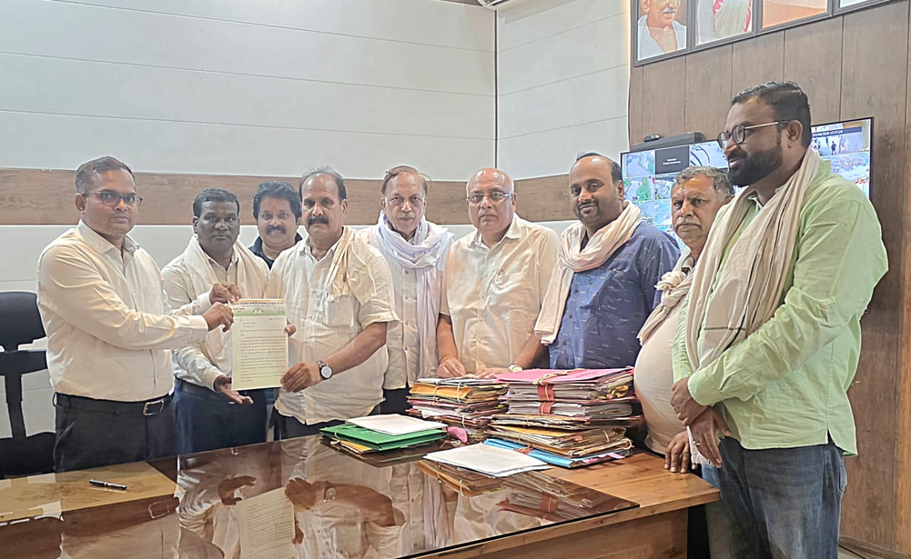 केनाल लिंक रोड मामले को लेकर कांग्रेस ने कलेक्टर और आयुक्त को सौंपा ज्ञापन