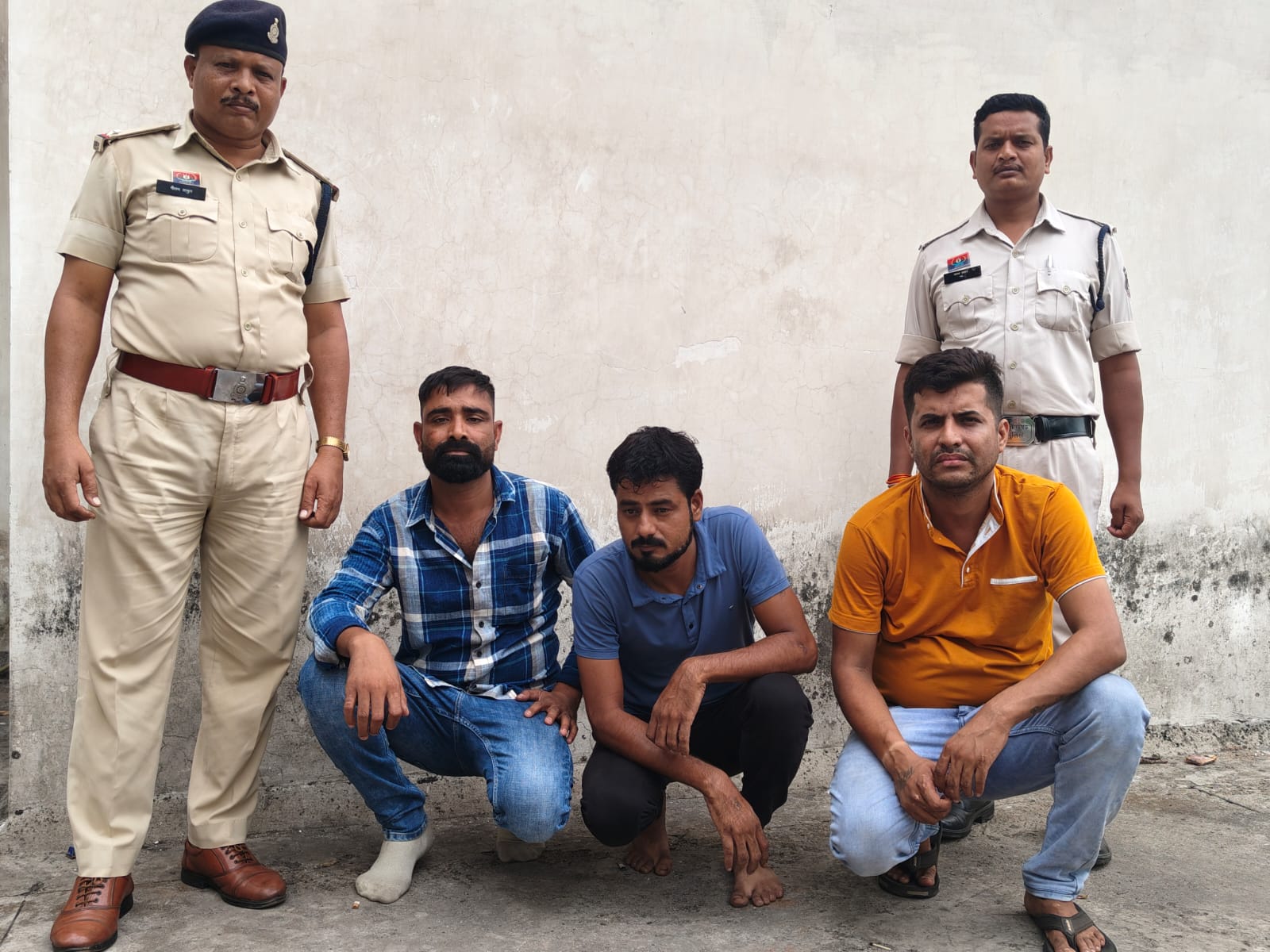 उधारी रकम की जबरन वसूली के लिए घर में घुसकर मारपीट करने वाले गुण्डा बदमाश कपिल सोलंकी, मनीष परियानी और गिरीश माखिजा गिरफ्तार