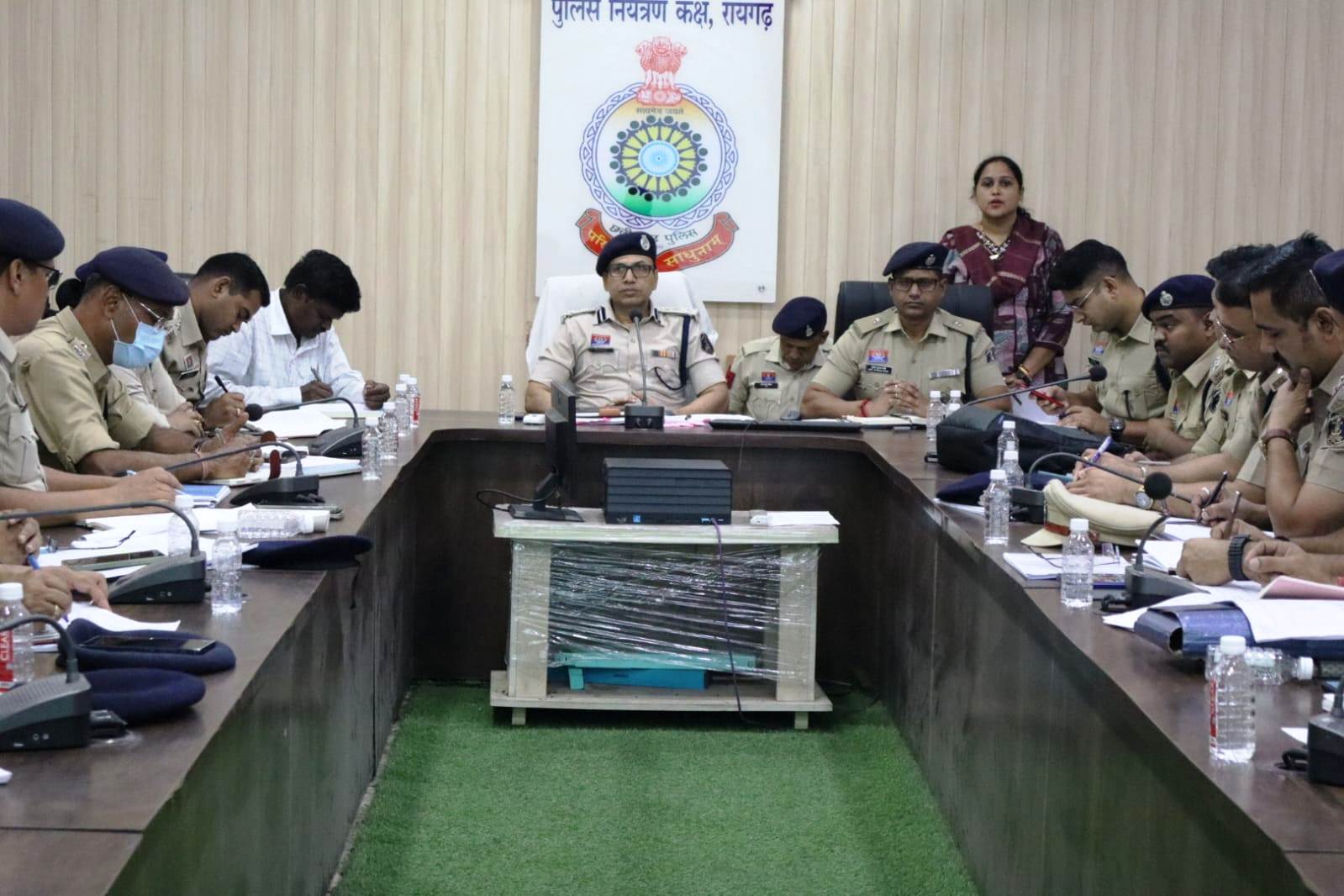 एसएसपी शशि मोहन सिंह ने ली मासिक क्राइम समीक्षा बैठक, अपराध नियंत्रण एवं लंबित प्रकरणों के निराकरण पर दिया जोर, बाइक चोरों और फरार आरोपियों के विरुद्ध विशेष अभियान तेज करने के निर्देश, विशेष अभियान में बेहतर प्रदर्शन पर एसएसपी का जोर