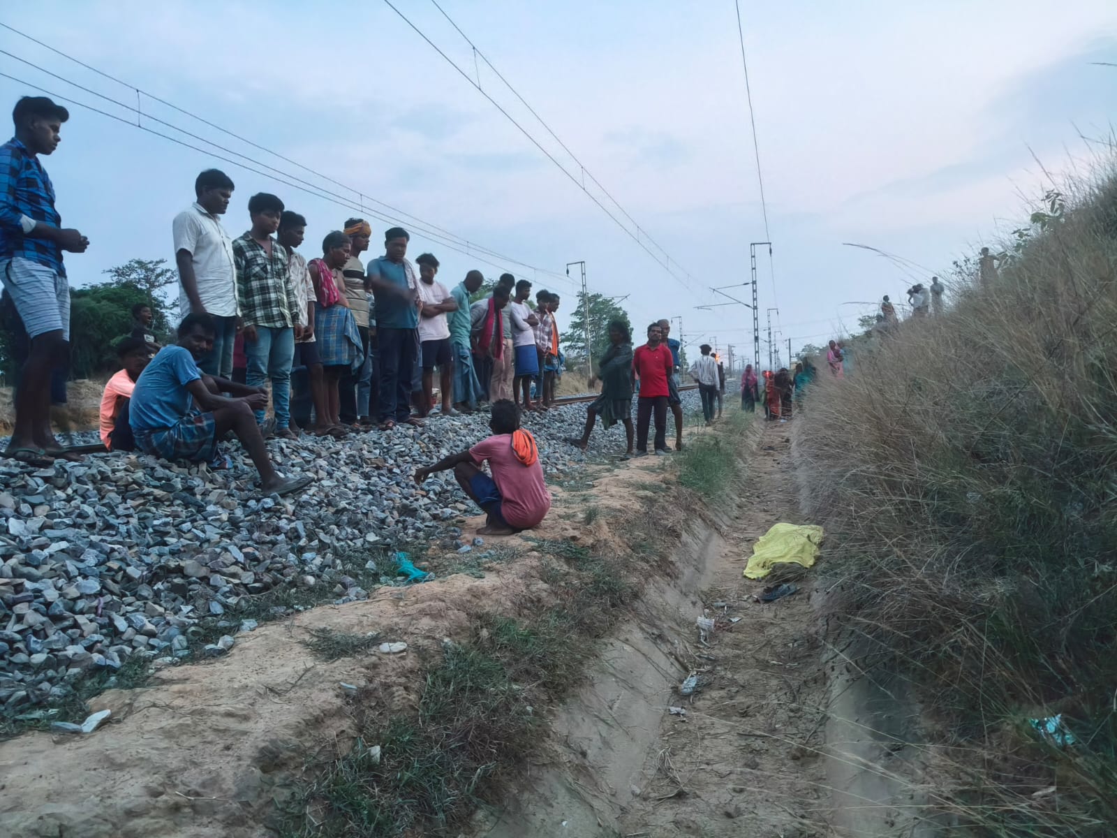 ट्रेन की चपेट में आने से ग्रामीण की मौत, ग्रामीणों मे आक्रोश पुलिस मौके पर मौजूद