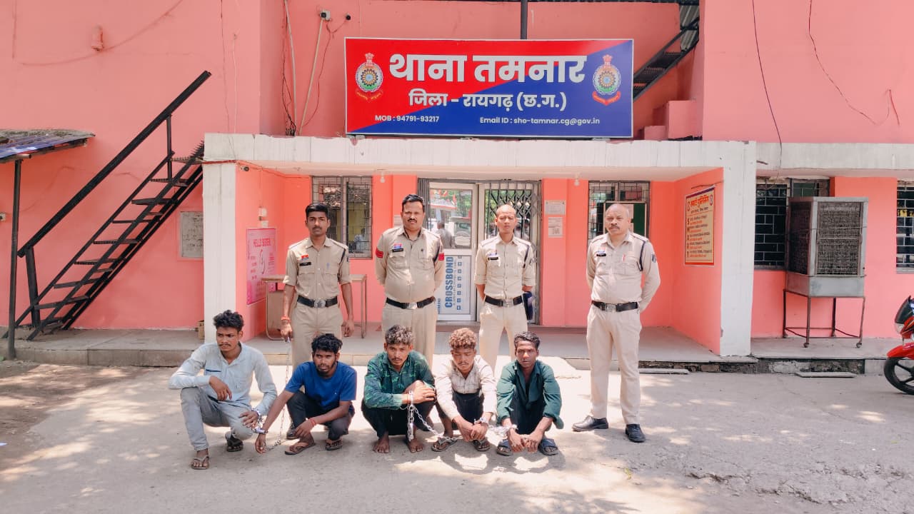आमाघाट रोड पर ट्रक चालकों से लूटपाट करने वाले गिरोह का पर्दाफाश, 5 आरोपी गिरफ्तार, ट्रकों पर पत्थरबाजी कर वाहन रोकते थे, मोबाइल और नकदी लूटते थे आरोपी