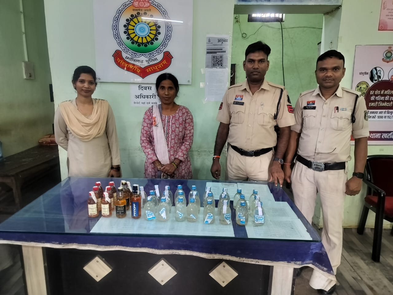 खरसिया पुलिस की अवैध शराब कारोबारियों पर लगातार कार्रवाई, दो अलग-अलग कार्रवाई में महिला-पुरूष गिरफ्तार, आरोपियों के कब्जे से अवैध 63 पाव देशी एवं अंग्रेजी शराब जब्त