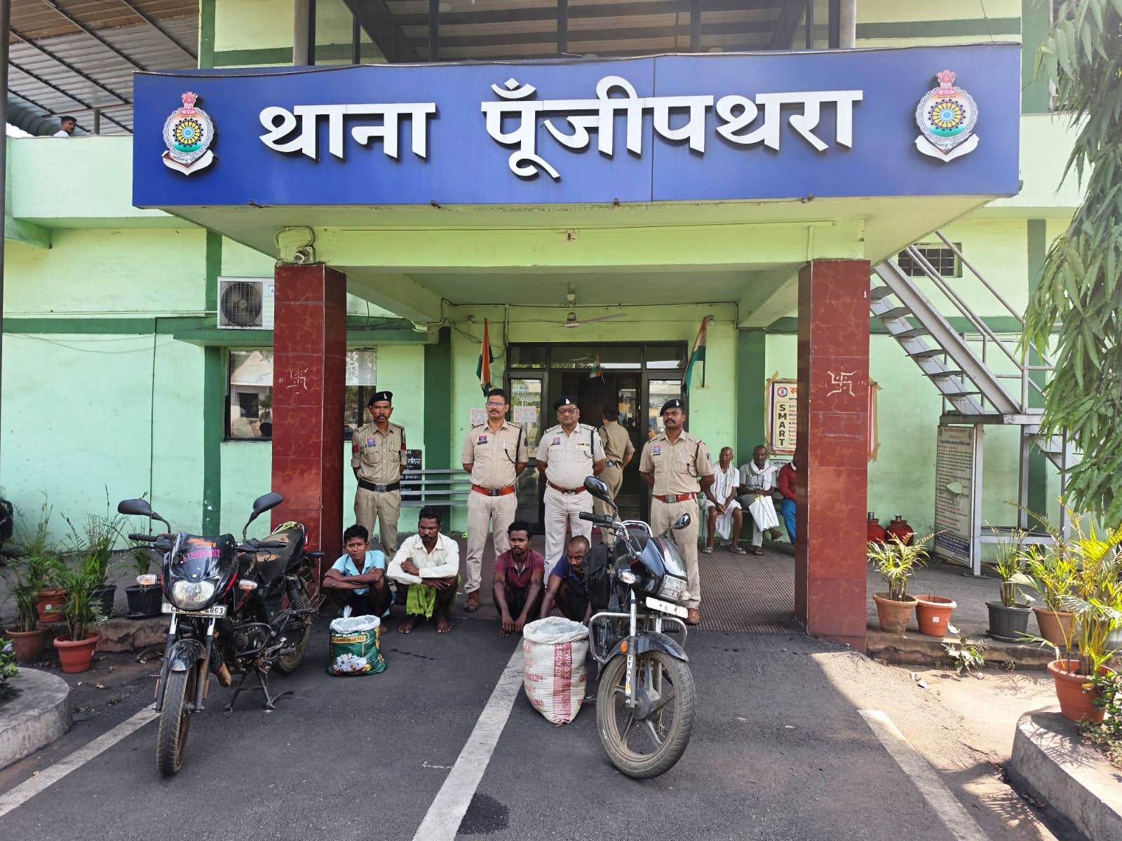 रायगढ़ पुलिस की ताबड़तोड़ कार्रवाई, 8 अलग-अलग मामलों में 10 आरोपी गिरफ्तार, 164 लीटर महुआ शराब एवं 67 पाव देशी शराब जब्त, दो बाइक भी की गई जप्त