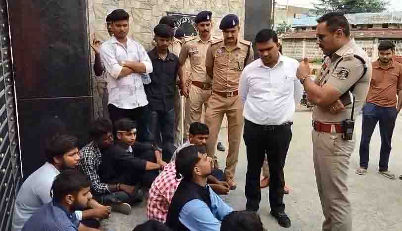 अभाविप ने सेंट जेवियर स्कूल के सामने किया धरना प्रदर्शन, हाउसों का नाम बदलने डीईओ के नाम तहसीलदार को सौंपा ज्ञापन