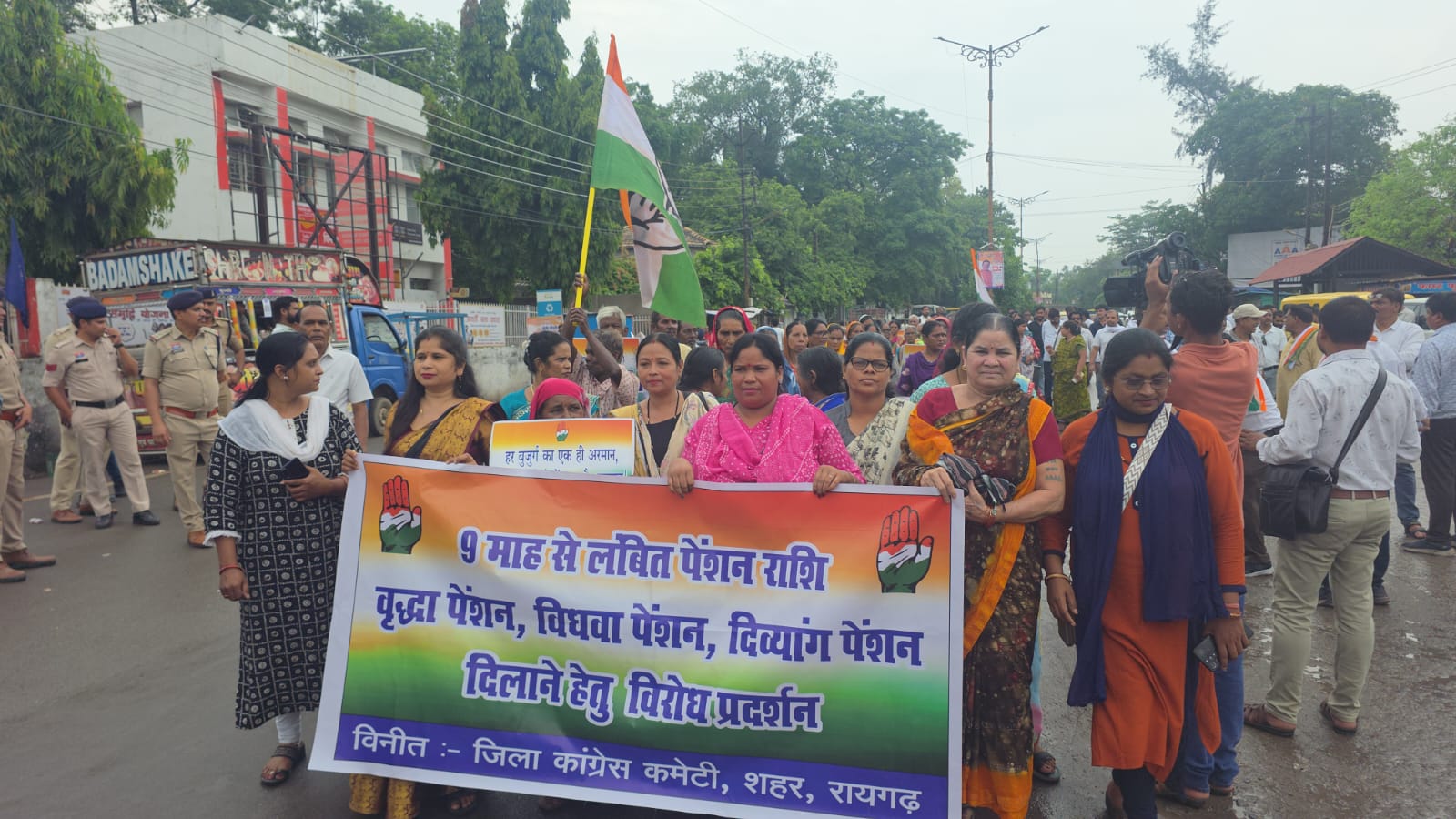 पेंशन का हक दिलाने वित्त मंत्री के निवास का घेराव, कांग्रेसियों ने विधायक के घर के आगे सेम-सेम के नारे लगाये