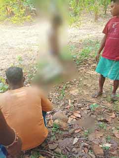 जंगल में युवक की फांसी पर लटकती लाश मिलने से सनसनी, जांच में जुटी पुलिस