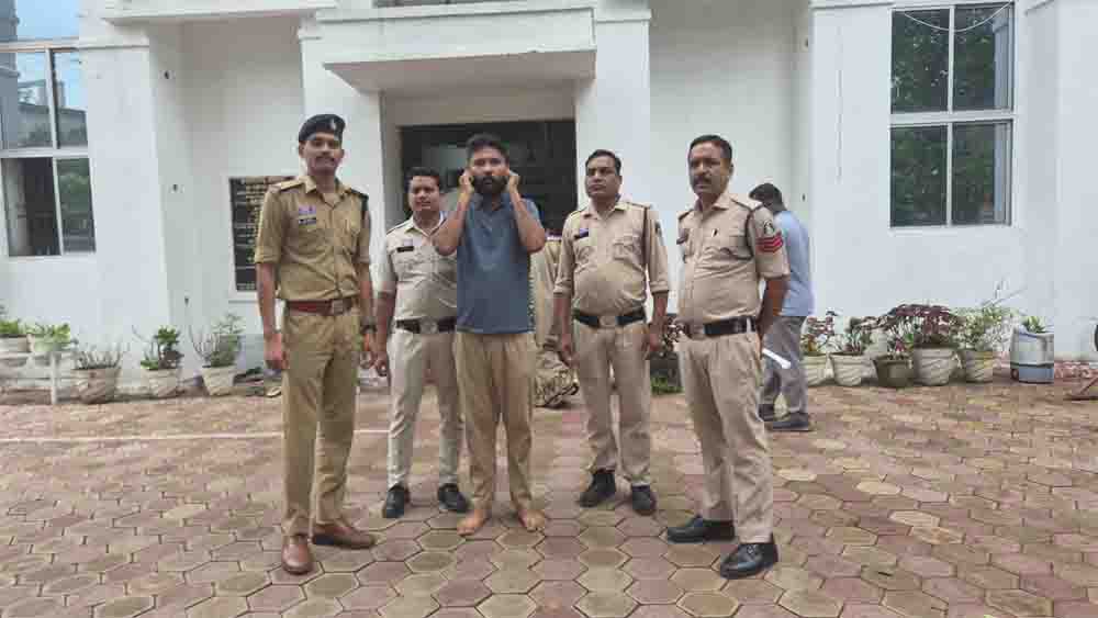 जिला बदर किया गया चाहत शुक्ला ने पुलिस कार्यालय में किया हंगामा, पुलिस ने कार्रवाई कर भेजा जेल, आपराधिक प्रवृत्ति को देख दो बार किया गया है जिला बदर, आरोपी ने जिला दंडाधिकारी के निष्कासन आदेश का किया उल्लंघन