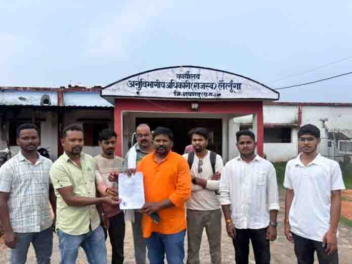 20 साल से बदहाल सड़क पर फूटा ग्रामीणों का गुस्सा, 31 जुलाई तक काम नहीं शुरू हुआ तो केशला मोड़ पर होगा अनिश्चितकालीन चक्काजाम