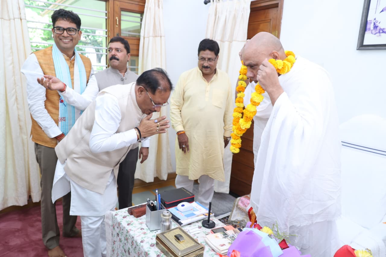 गुरु पूर्णिमा पर अघोर गुरु पीठ बनोरा पहुंचे मुख्यमंत्री विष्णु देव साय, अघोरेश्वर भगवान राम के किए दर्शन, बाबा प्रियदर्शी राम से लिया आशीर्वाद और मार्गदर्शन, प्रदेश की सुख-समृद्धि और खुशहाली की कामना