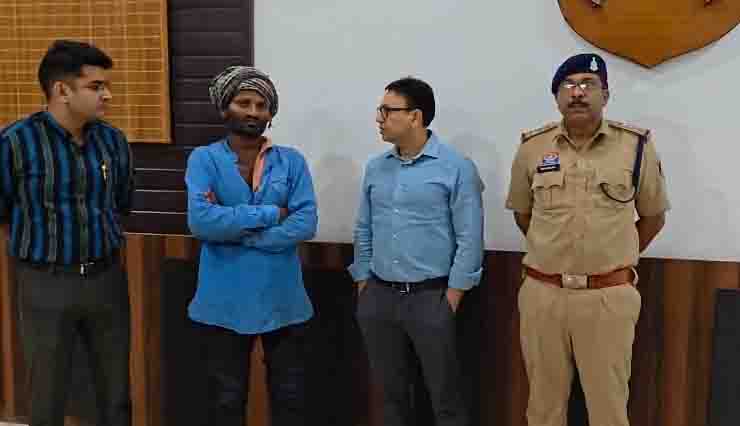 राजस्थान से सकुशल लौटे रामदास महंत ने एसएसपी  शशि मोहन सिंह से की सौजन्य भेंट