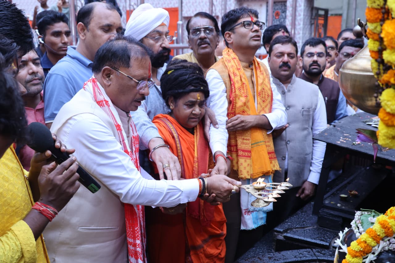 गुरु पूर्णिमा पर कोसमनारा पहुंचे मुख्यमंत्री विष्णु देव साय, सत्यनारायण बाबा धाम में की पूजा-अर्चना, प्रदेशवासियों की सुख-समृद्धि और खुशहाली के लिए भगवान भोलेनाथ से मांगा आशीर्वाद