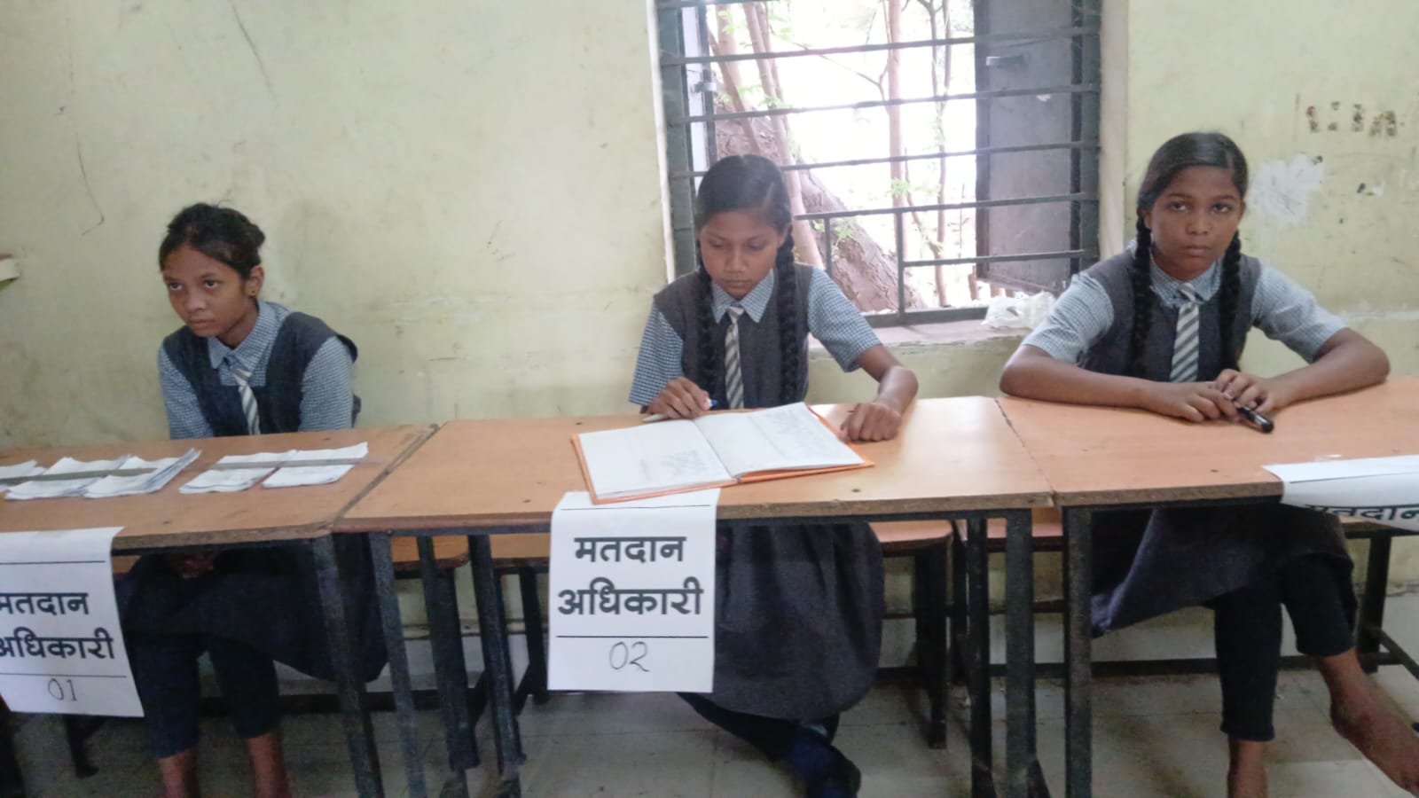 बच्चों ने गुप्त मतदान से चुनी अपनी सरकार, लोकतंत्र का व्यवहारिक पाठ पढ़ा रहे विद्यालय, पूर्व माध्यमिक विद्यालयों में बाल संसद चुनाव सम्पन्न, प्रधानमंत्री सहित पाँच पदों के लिए हुआ मतदान