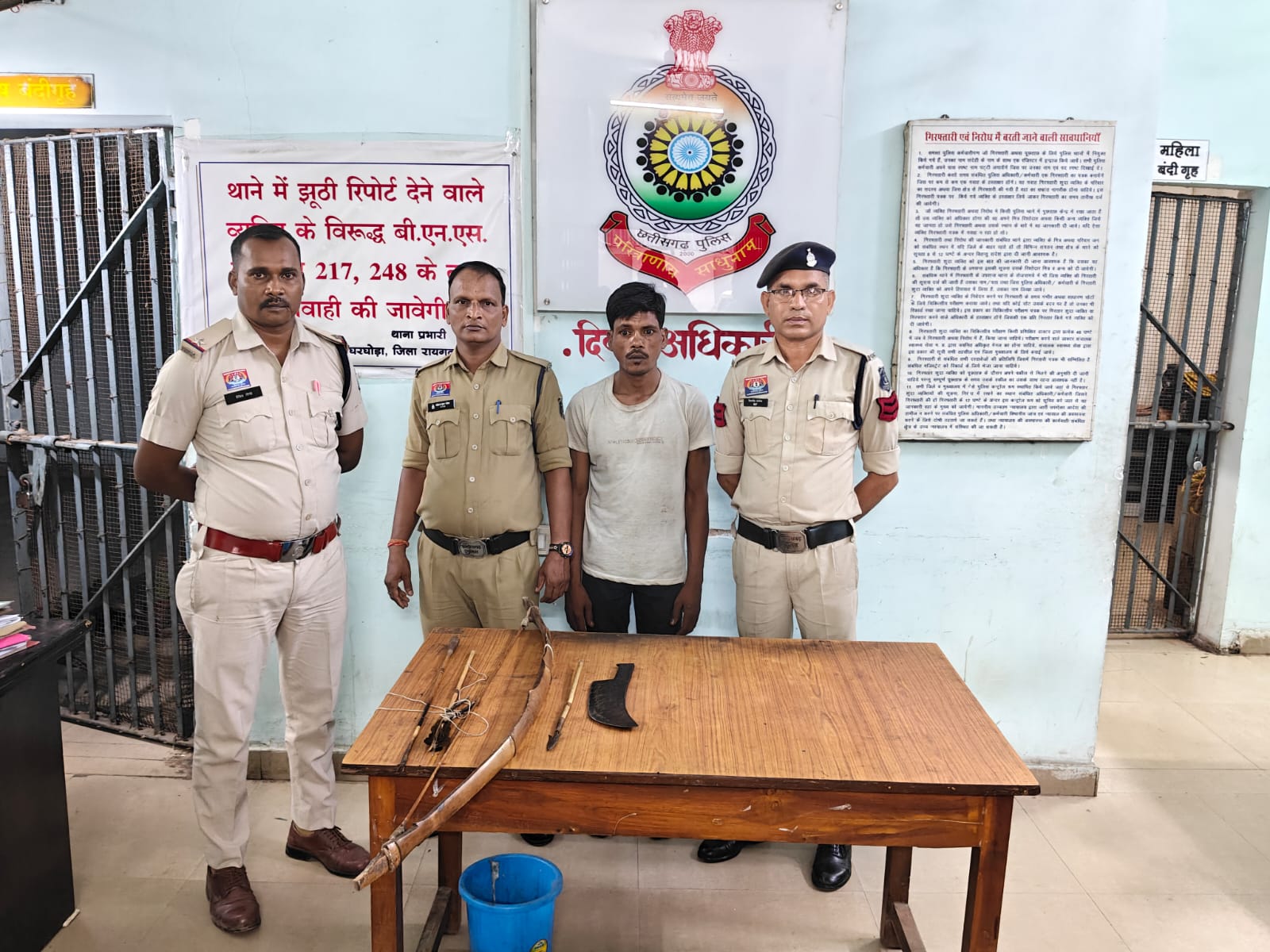 तीर-धनुष, लोहे का कत्ता के साथ लोगों को धमका रहा आरोपी गिरफ्तार, आर्म्स एक्ट में कार्रवाई, घरघोड़ा पुलिस ने सूझबूझ से घेराबंदी कर आरोपी को किया काबू, हथियार जब्त कर आर्म्स एक्ट में भेजा जेल