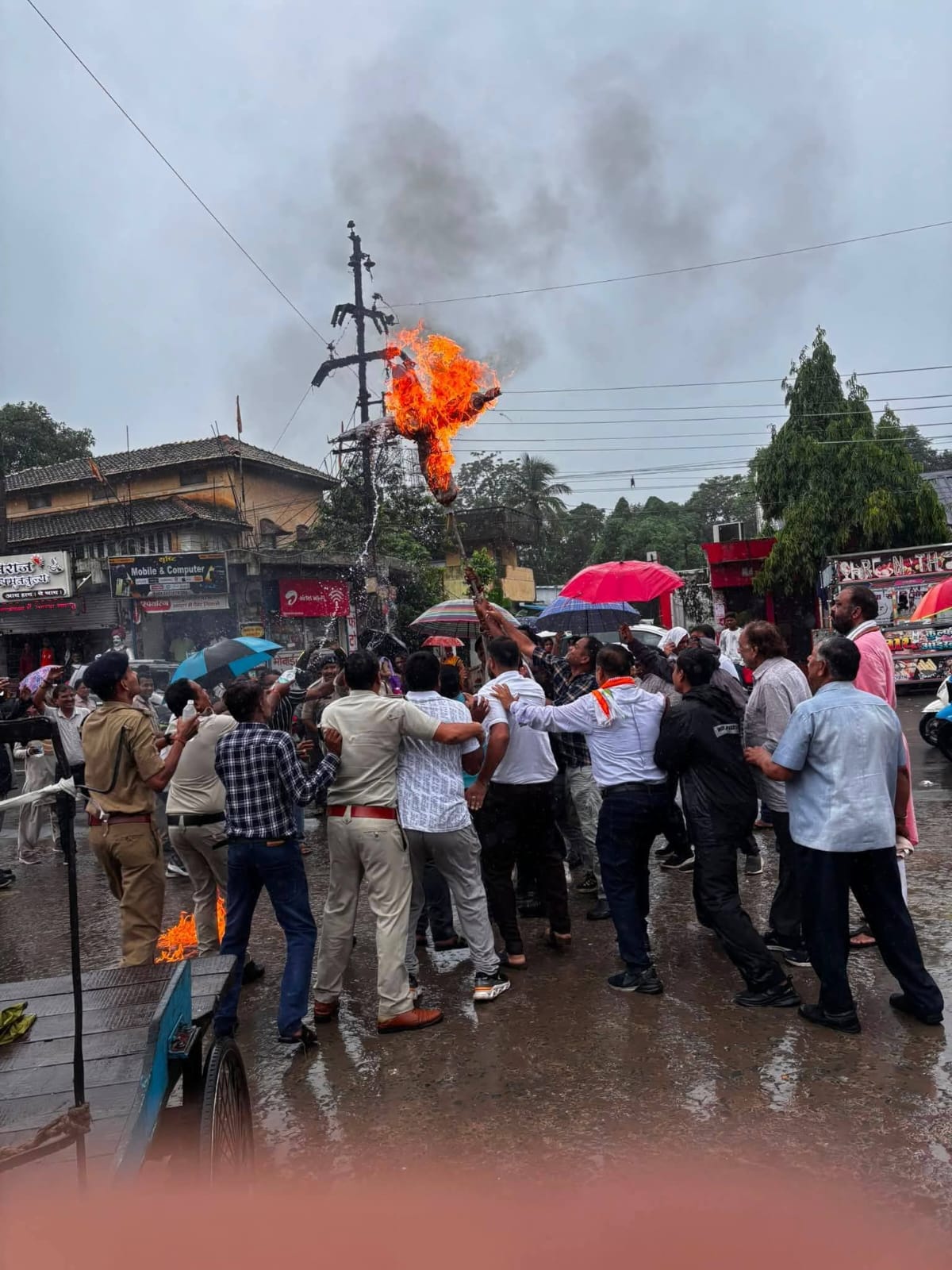 रायगढ़ कांग्रेस ने किया मोदी का पुतला दहन, कांग्रेस नेताओं की गिरफ्तारी का जताया विरोध