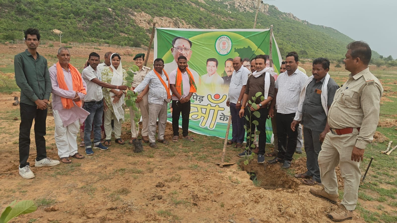 वन महोत्सव में उमड़ा जनसहभागिता का उत्साह, सोनबरसा-भैनापारा में हुआ व्यापक पौधरोपण, एक पेड़ मां के नाम अभियान के तहत पर्यावरण संरक्षण का दिया संदेश, पौधों की सुरक्षा का लिया संकल्प
