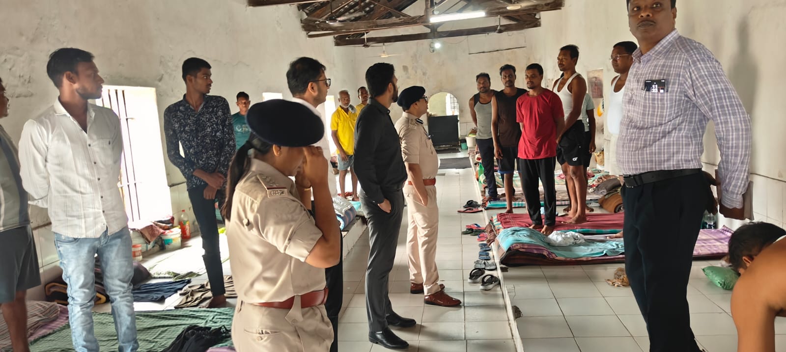 जिला जेल का कलेक्टर एवं एसएसपी ने किया आकस्मिक निरीक्षण, जेल में सुरक्षा व्यवस्था एवं बंदियों को उपलब्ध कराई जा रही सुविधाओं की ली जानकारी , मारपीट और प्रतिबंधित सामग्री पर जीरो टॉलरेंस के निर्देश