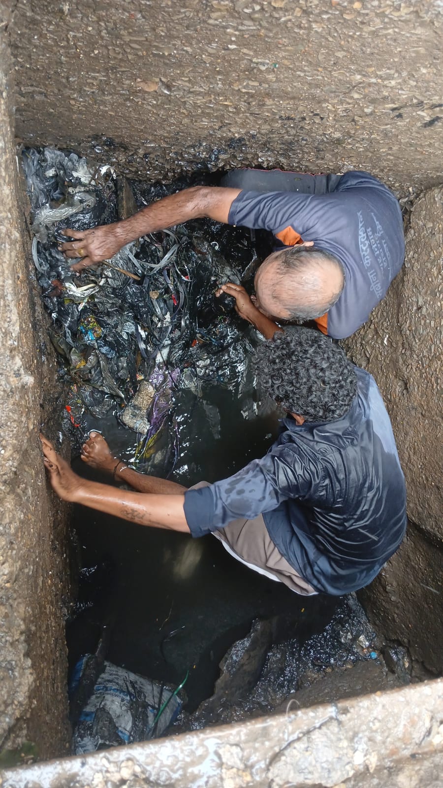 नालों से निकला 7 ट्रैक्टर-ट्रॉली प्लास्टिक कचरा, आयुक्त ने खुद खड़े रहकर कराई सफाई, आलोक सिटी मॉल, संजय मार्केट और शांति लॉज गली में चला विशेष अभियान
