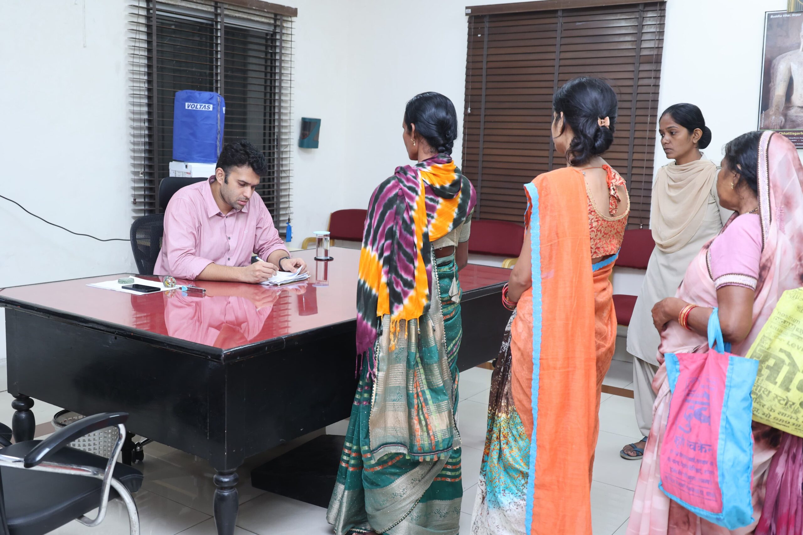 जनदर्शन में कलेक्टर ने सुनीं आमजनों की समस्याएं, अत्यधिक बिजली बिल की शिकायत पर जांच के दिए निर्देश, जनसमस्याओं के समाधान को सर्वोच्च प्राथमिकता, पात्र हितग्राहियों को योजनाओं का लाभ दिलाने पर जोर