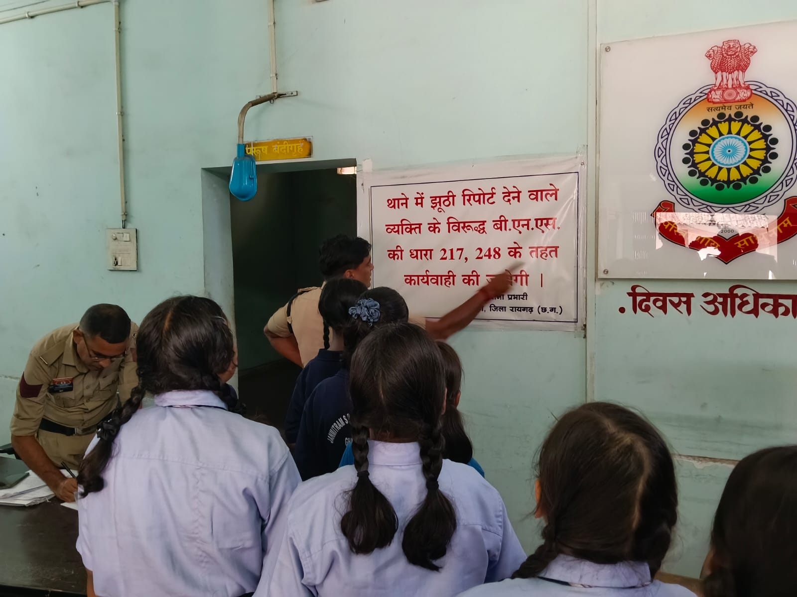 विद्यार्थियों ने सीखा कानून, सुरक्षा और पुलिसिंग का पाठ, पुलिस की कार्यप्रणाली और नए कानून से हुए रूबरू, जन मित्रम एस.पी. सिंह मेमोरियल स्कूल के विद्यार्थियों ने किया थाना भ्रमण, पुलिसिंग की बारीकियों को जाना