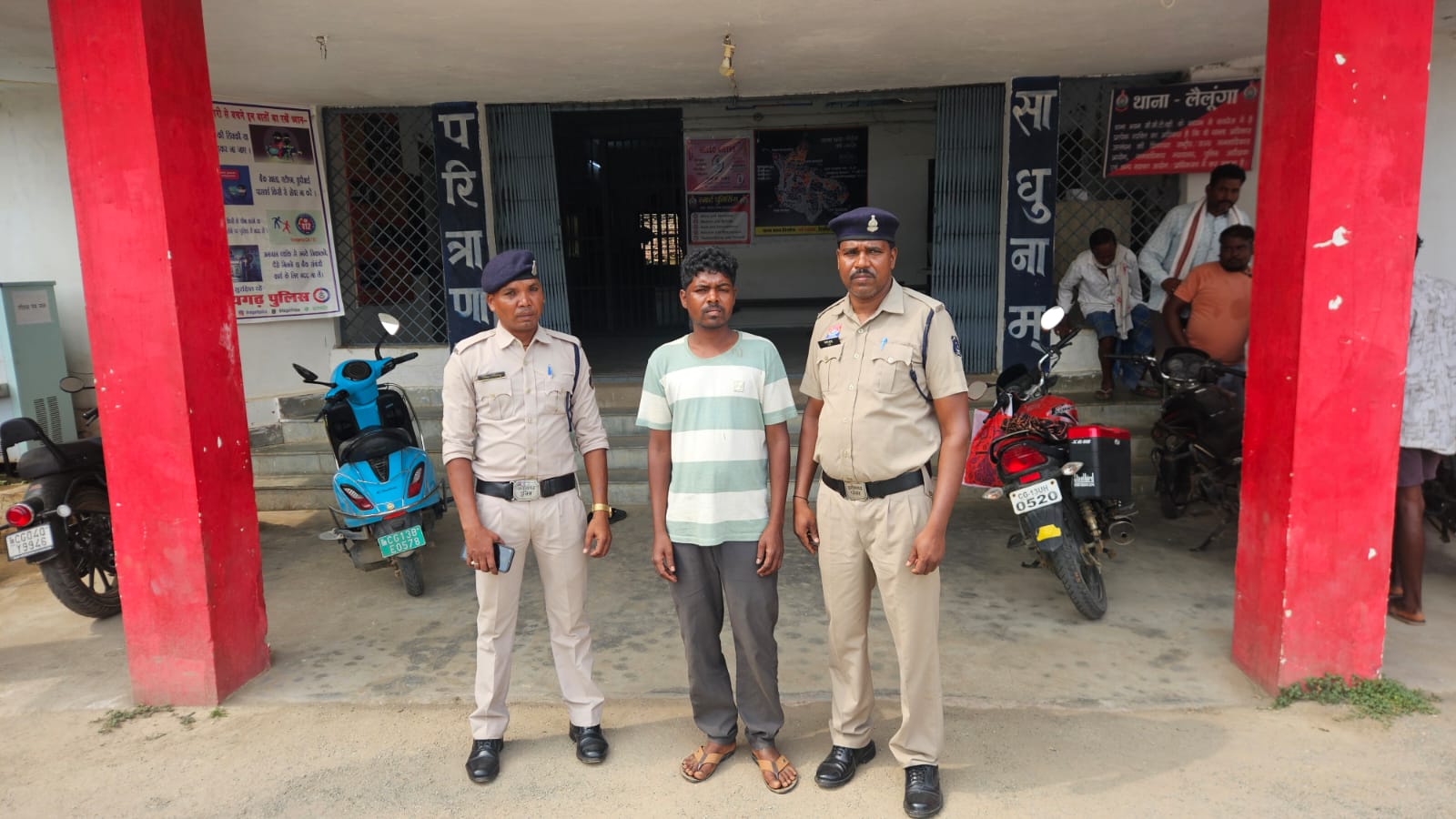 11 साल से फरार बलवा का आरोपी गिरफ्तार, शासकीय वाहन में तोड़फोड़ और बलवा के मामले में फरार था आरोपी, गांव लौटते ही लैलूंगा पुलिस ने मुखबिर सूचना पर दबोचा, भेजा गया न्यायिक रिमांड पर