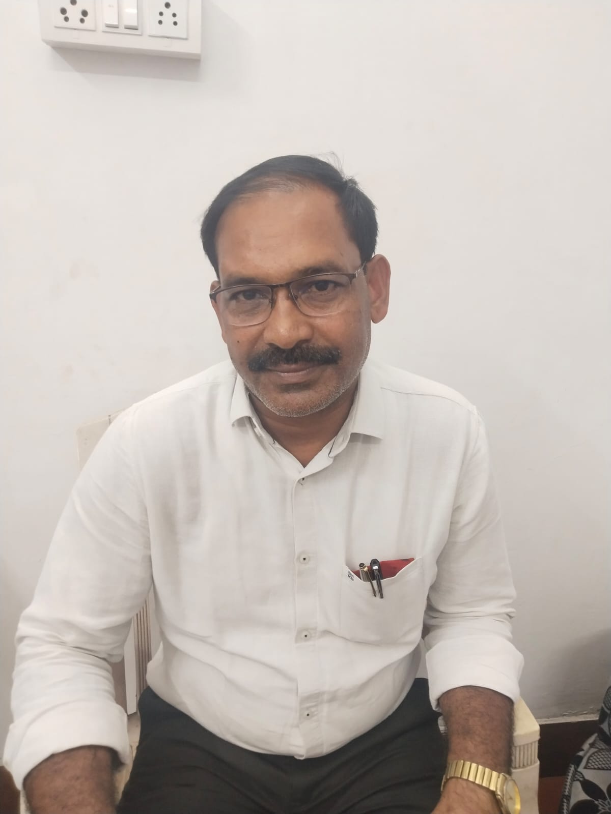 सर्पदंश से महिला की मौत के बाद मुआवजा राशि दिलाने रिश्वत की मांग, 50 हजार के चेक के साथ आरोपी गिरफ्तार