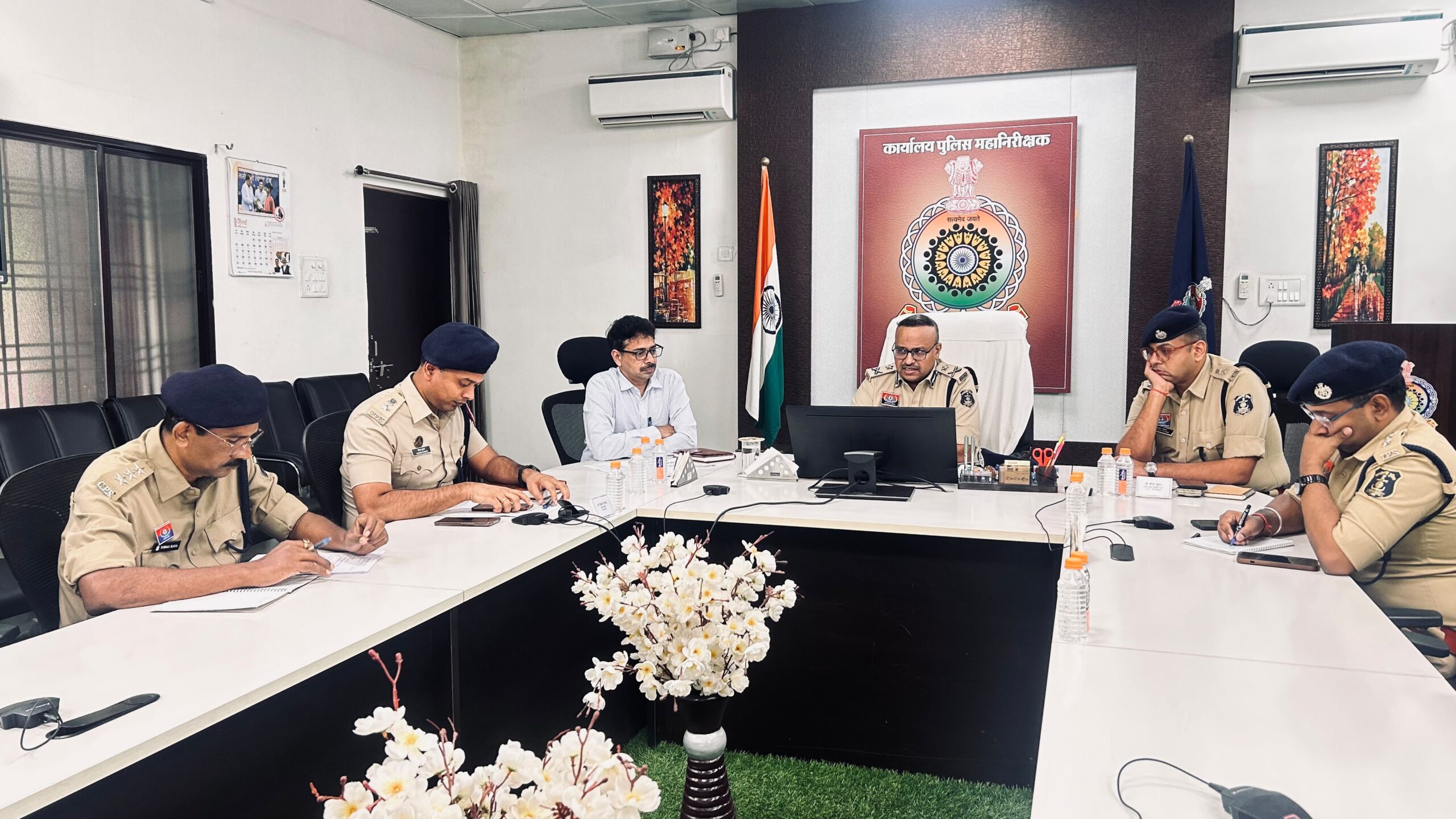 आईजी रामगोपाल गर्ग ने ली रेलवे सुरक्षा समिति की अहम बैठक, सीसीटीव्ही/एफ.आर.एस. तकनीक के कैमरें लगाने के अलावा असामाजिक तत्वों के जमावड़े के विरूद्ध अंकुश लगाने दिये गये निर्देश
