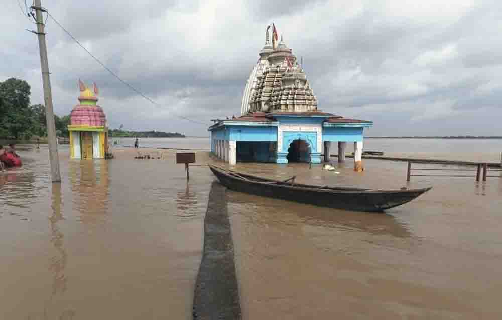 पोरथ मंदिर में घुसा बाढ़ का पानी, महानदी नदी उफान पर, तटवर्ती गांवों में अलर्ट जारी
