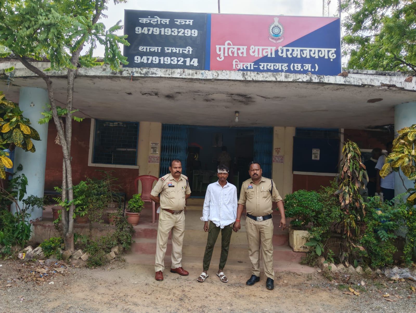 “अभियान संवेदना” के तहत धरमजयगढ़ पुलिस की त्वरित कार्रवाई, युवती से छेड़छाड़ और बीच-बचाव करने आए युवक पर चाकू से जानलेवा हमला करने वाला आरोपी गिरफ्तार