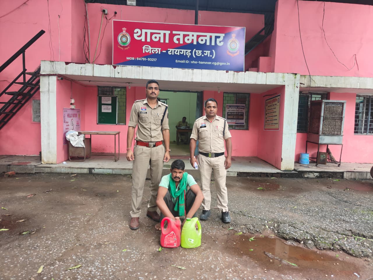 तमनार पुलिस ने अवैध शराब पर कसा शिकंजा, ग्राम ढोलनारा में 10 लीटर महुआ शराब के साथ आरोपी गिरफ्तार, आबकारी एक्ट के तहत मामला दर्ज कर आरोपी भेजा गया रिमांड पर