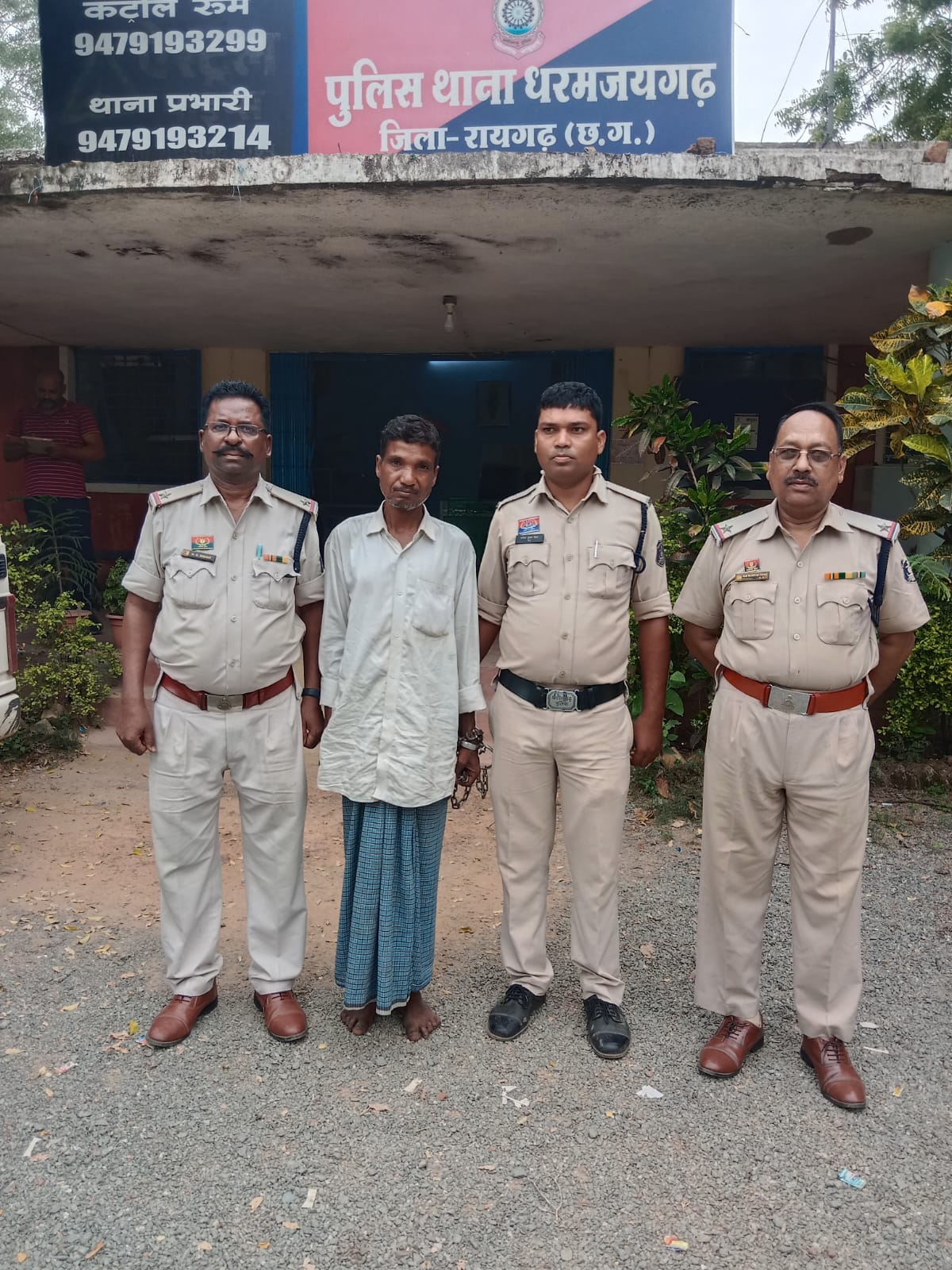 धरमजयगढ़ के मस्जिदपारा में महिला की हत्या का 48 घंटे में खुलासा, आरोपी पति गिरफ्तार, मोबाइल को लेकर हुए विवाद में लकड़ी के पट्टे से पीट-पीटकर पत्नी की हत्या, वारदात में प्रयुक्त लकड़ी का पट्टा जप्त