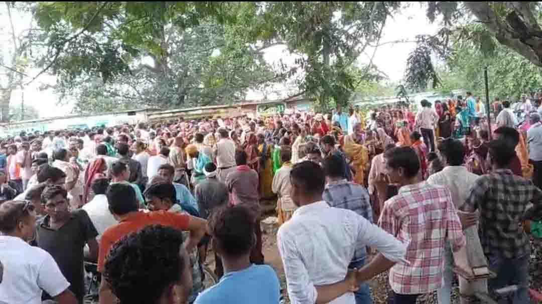 20 साल के संघर्ष का असर! पीडब्ल्यूडी के आश्वासन के बाद खुला चक्का जाम, 15 अगस्त तक सड़क को चलने योग्य बनाने का वादा