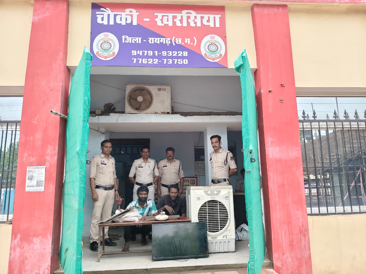 खरसिया में सूने मकान की चोरी का 24 घंटे में खुलासा, दो आरोपी गिरफ्तार, चोरी का सामान बरामद, आरोपियों से चोरी एलईडी टीवी, कूलर व पंखे बरामद कर आरोपियों को चोरी के अपराध में चौकी खरसिया पुलिस ने भेजा रिमांड पर