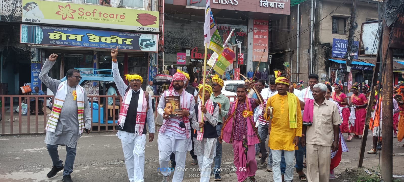 विश्व आदिवासी मूलनिवासी दिवस पर रायगढ़ में निकली भव्य रैली, समाज ने महापुरुषों को किया नमन