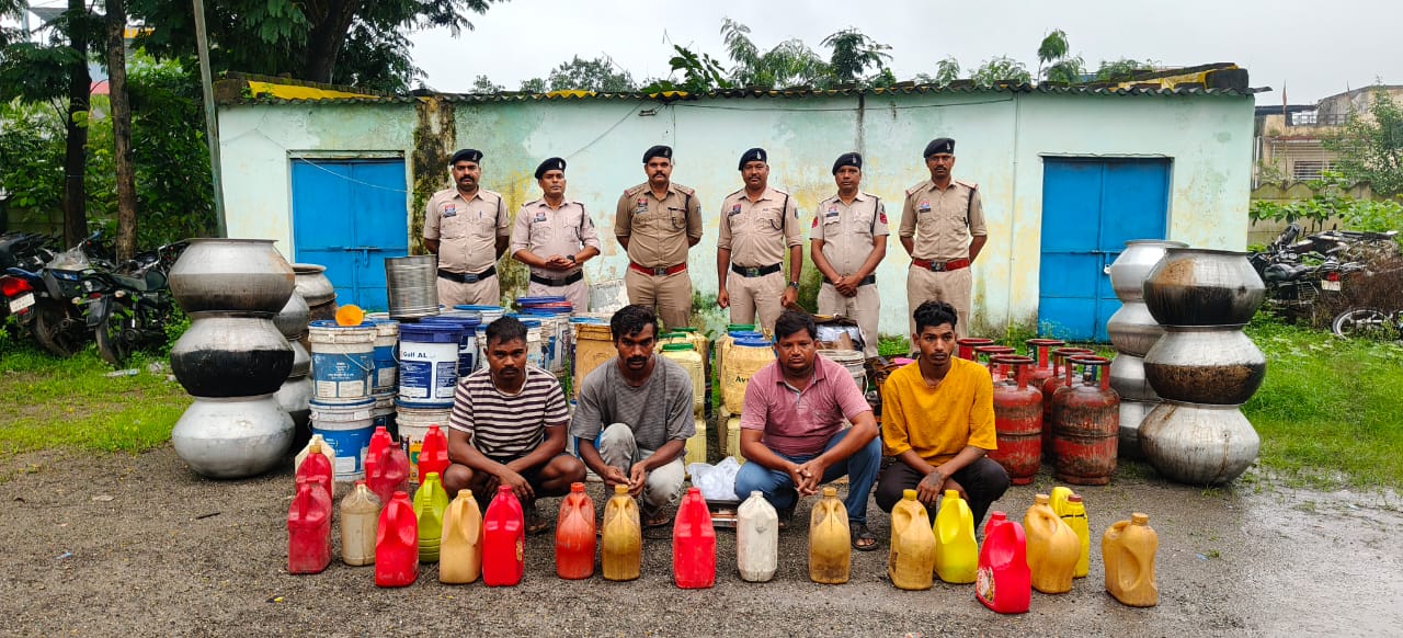 ऑपरेशन आघात के तहत पुलिस की बड़ी कार्रवाई, 395 लीटर महुआ शराब जब्त, 6 आरोपी गिरफ्तार, शराब बनाने में प्रयुक्त गैस सिलेंडर, चुल्हा, बर्तन जब्त