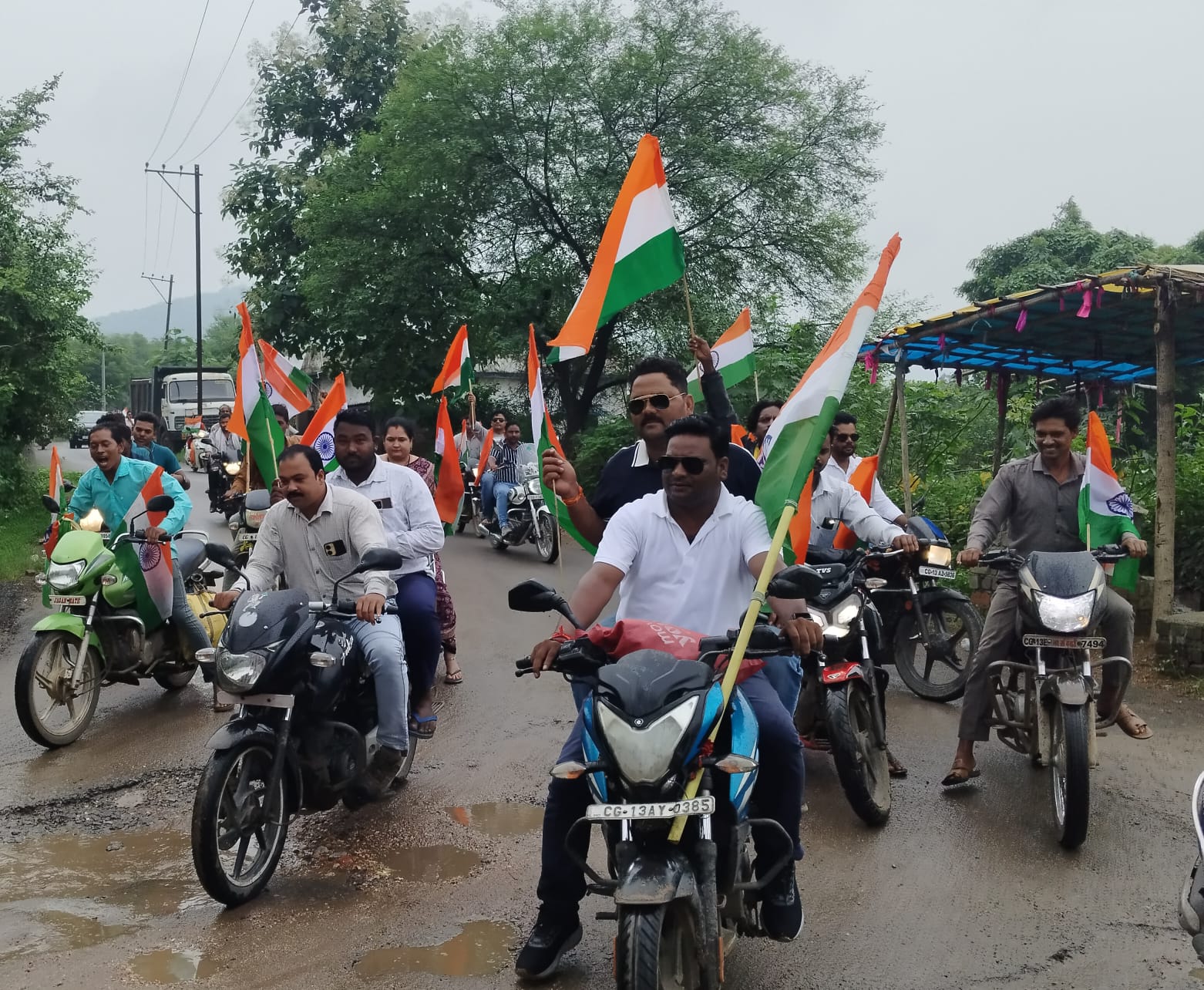 सम्बलपुरी मण्डल में तिरंगा यात्रा बड़े हर्षोल्लास के साथ सम्पन्न, भारत माता की जय” के नारों से गूंजा पूरा क्षेत्र