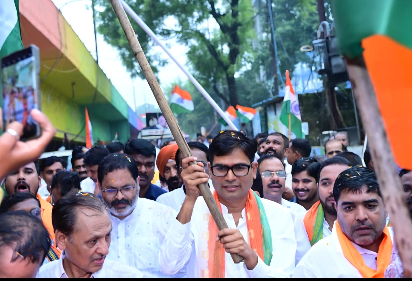 रिमझिम बारिश में निकली भव्य तिरंगा यात्रा, देशभक्ति से सराबोर हुआ रायगढ़, 200 फीट लंबे तिरंगे के साथ उमड़ा जनसैलाब, वित्त मंत्री ओ.पी.चौधरी हुए शामिल