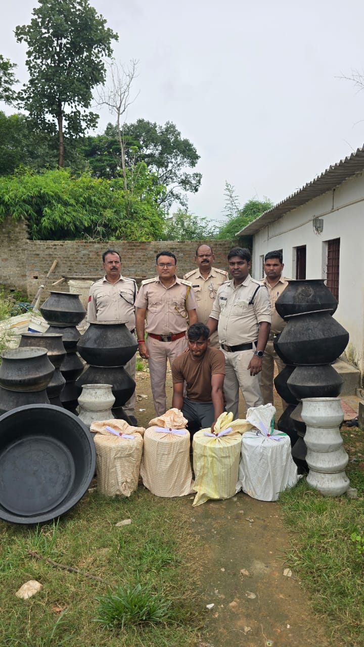 महुआ शराब बनाने के कारखाना का भंडाफोड़, संभागीय आबकारी उड़नदस्ता संभाग की टीम ने 480 किलोग्राम महुआ लाहन तथा 70 लीटर महुआ शराब जब्त, आरोपी जेल दाखिल