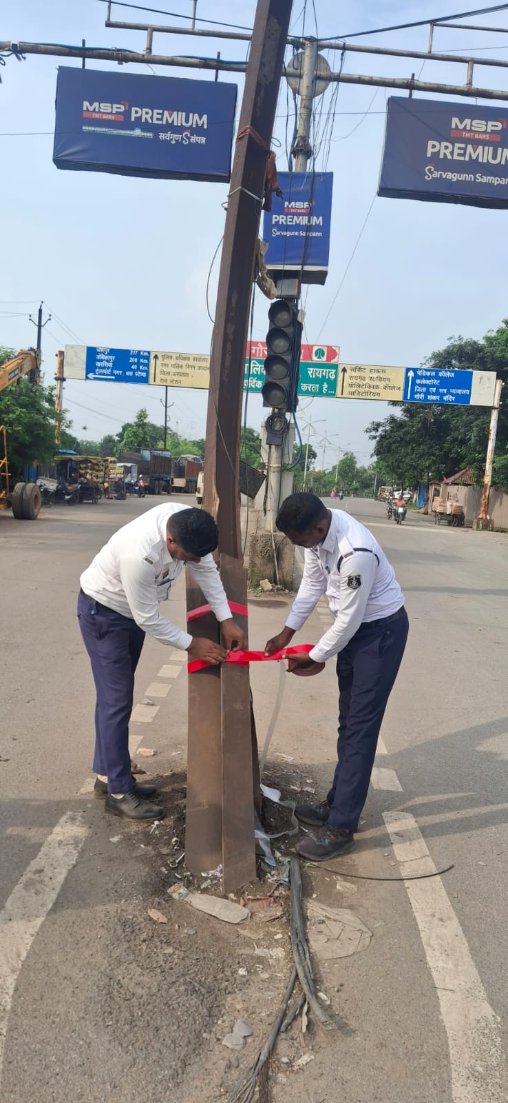 सड़क हादसों पर अंकुश लगाने यातायात पुलिस की पहल, ब्लैक स्पॉट का किया गया निरीक्षण, वाहन चालकों को दूर से नजर आएंगे दुर्घटना संभावित स्थान, लगाए गए रिफ्लेक्टिंग रेडियम