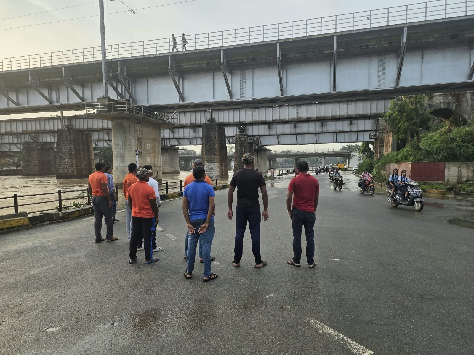 केलो डेम के गेट खुलने से जलभराव, प्रशासन-पुलिस के साथ एसडीआरएफ की टीम ने संभाला मोर्चा, केलो पुल पर बढ़ा यातायात का दबाव, यातायात पुलिस के साथ तीन थानों की पुलिस टीम व्यवस्था के लिए तैनात