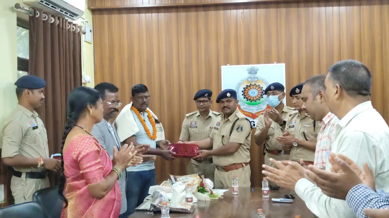 जिला पुलिस बल से सेवानिवृत्त हुए दो पुलिसकर्मियों को सेवा सम्मान के साथ दी गई भावभीनी विदाई, सहायक उप निरीक्षक गंगा राम भगत एवं प्रधान आरक्षक अवध बिहारी विश्वकर्मा हुए सेवानिवृत्त, रायगढ़ पुलिस ने दी स्वस्थ एवं सुखद भविष्य की शुभकामनाएं